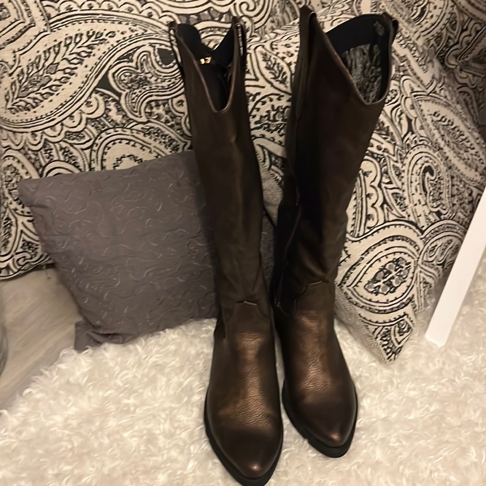 Gold Brown Metalic boot. Size 8 side Zip. 17”tall 16 “calf room to stretch